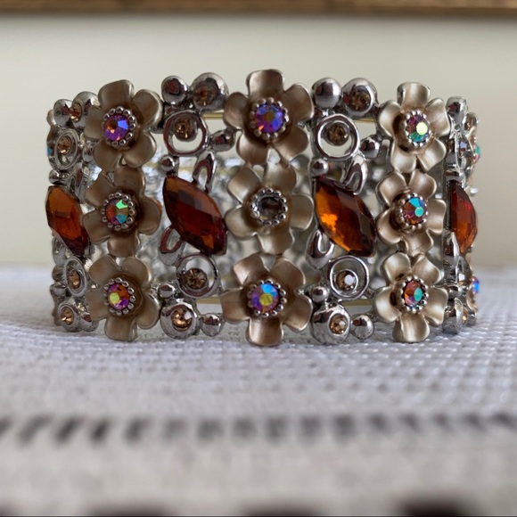 Floral bangle bracelet - Picture 3 of 5